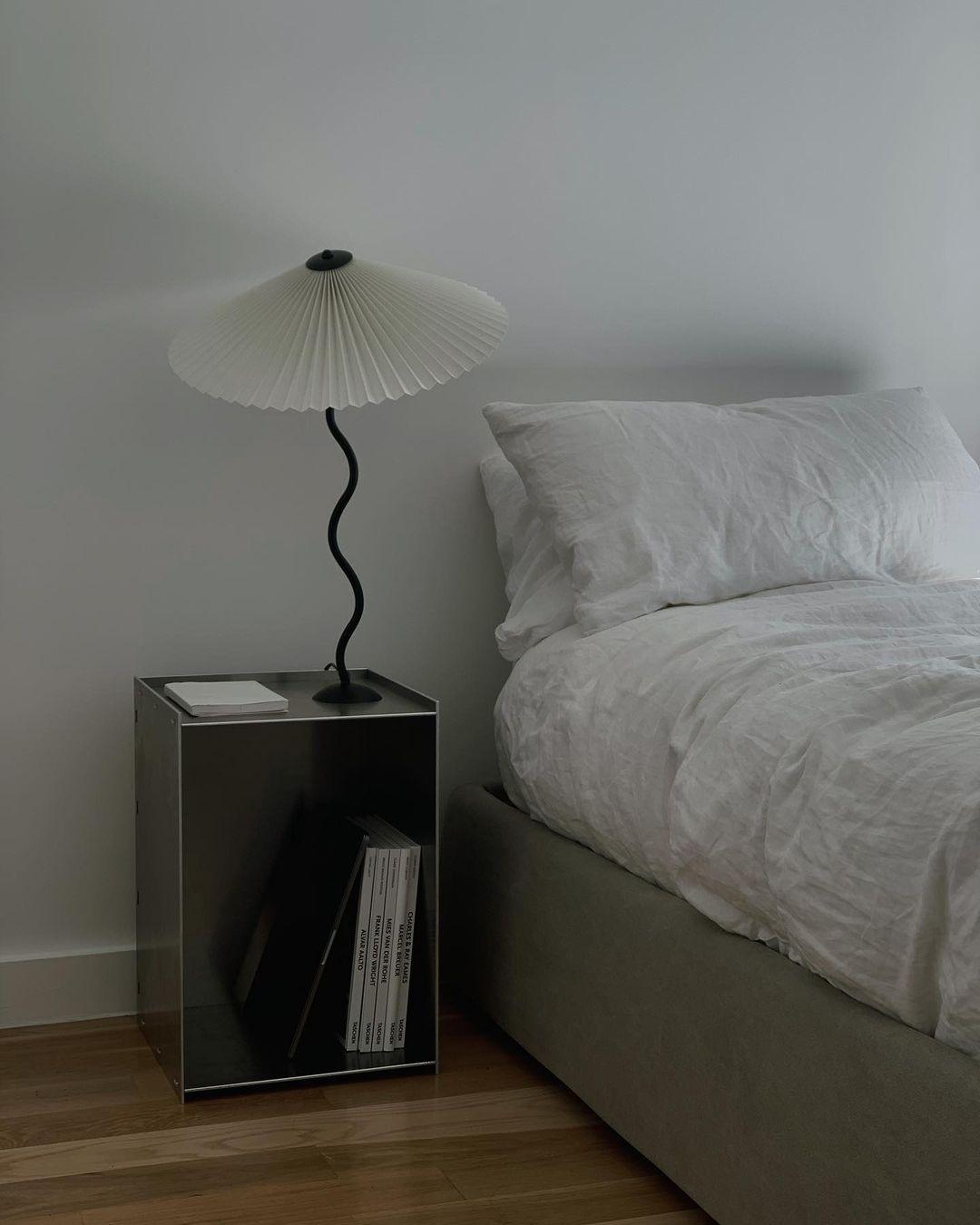 Squiggle Table Lamp – Modern Artistic Lighting for a Stylish Touch