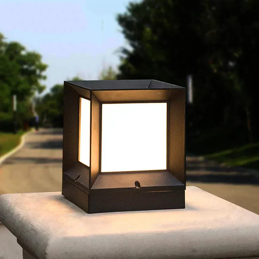 LumiPath - Lampadaire Solaire Élégant pour Allées et Entrées