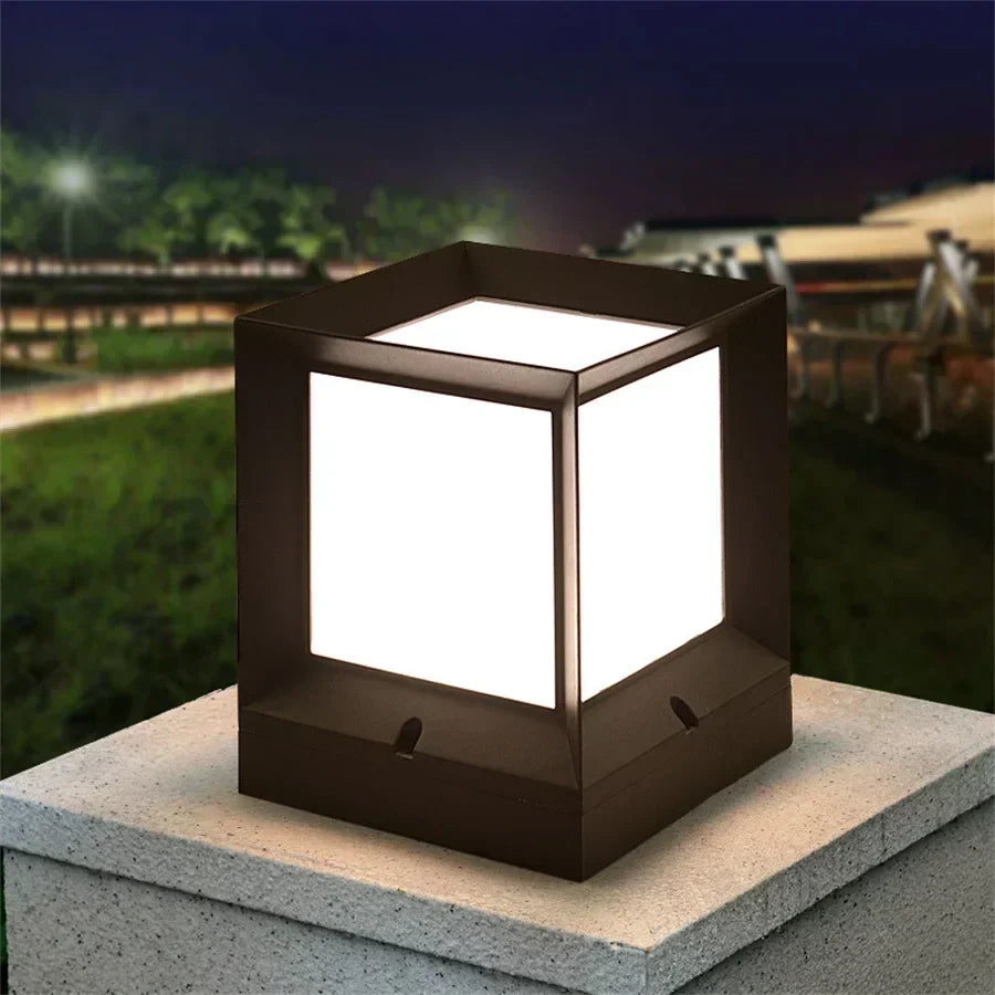 LumiPath - Lampadaire Solaire Élégant pour Allées et Entrées