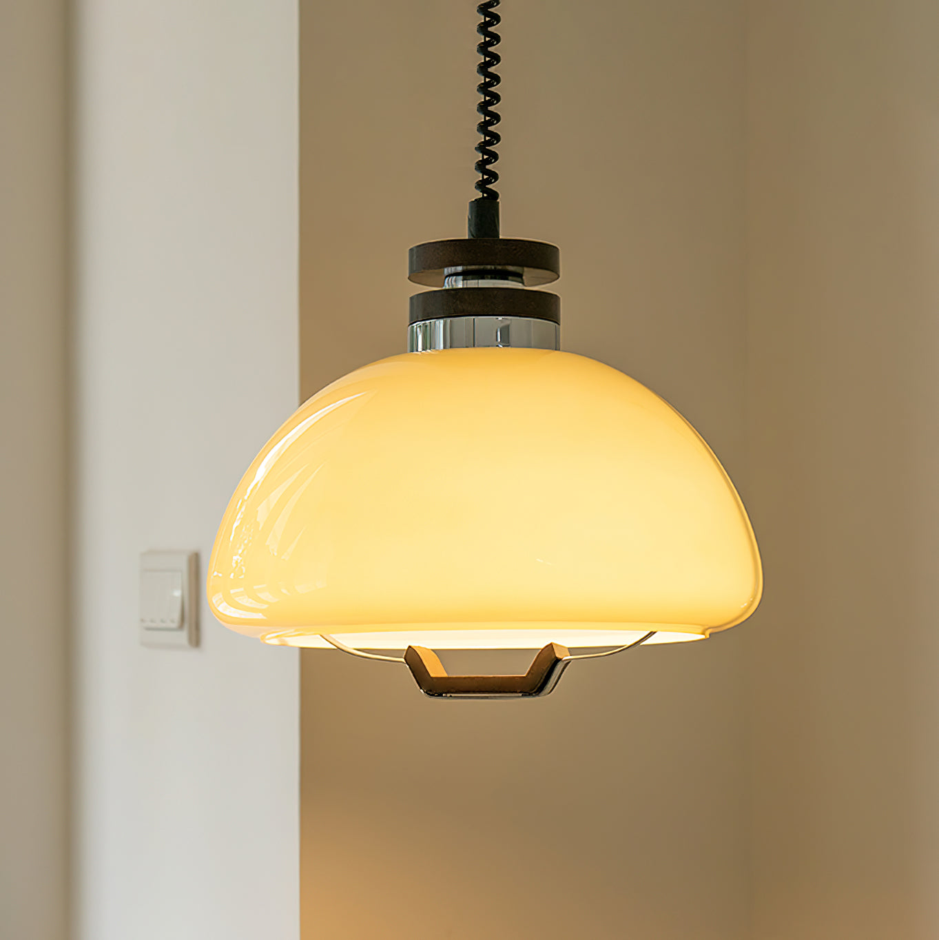 Vela-Pudding Pendant Light – Playful Yet Elegant Glass & Wood Hanging Lamp