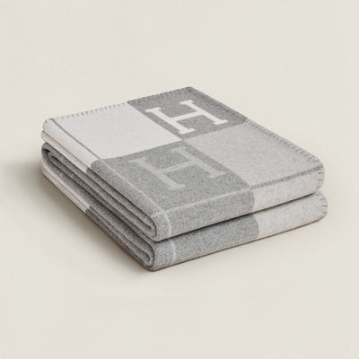 LuxBlanket – Premium Wool & Cashmere Throw for Ultimate Comfort and Elegance