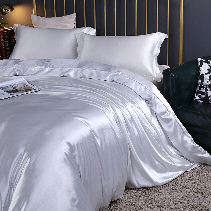 Luxe Silk Bedding Set – 4 Pieces (Duvet Cover, Fitted Sheet & 2 Pillowcases)