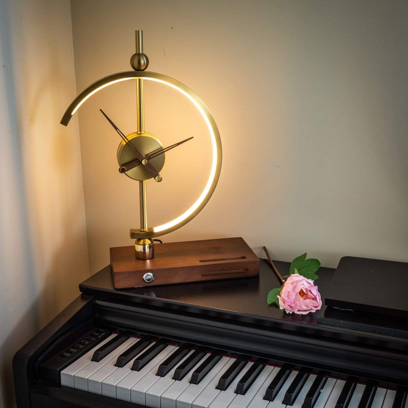 NagoyaLight™ Clock Lamp – Modern Lighting with Wireless Charging & Built-in Clock