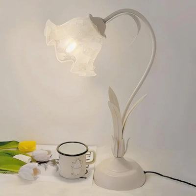 Vintage Adjustable Flower Table Lamp – Elegant Design with Functional Flexibility