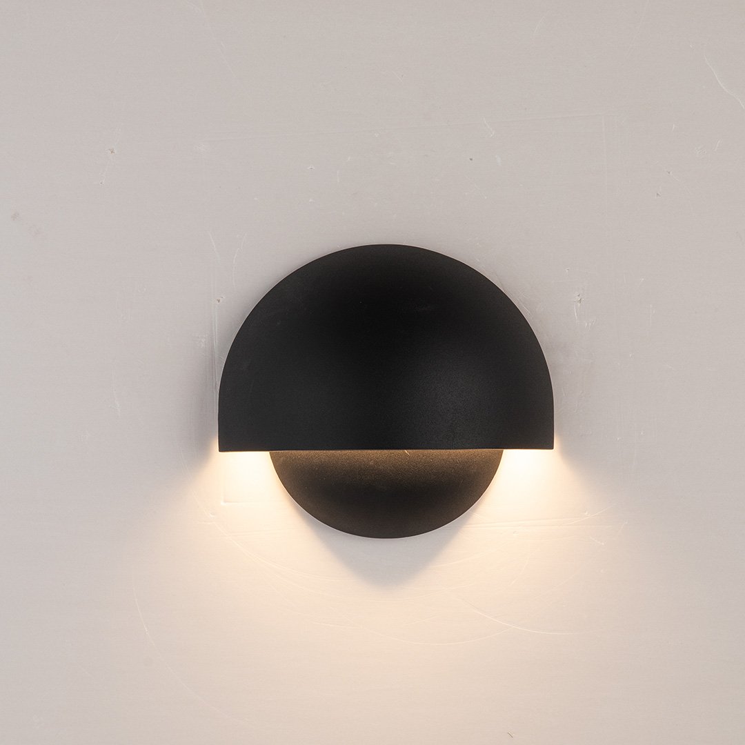Modern LED Outdoor Wall Light – Durable Design with IP65 Protection